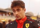A boxutcából rajtol Leclerc, a Ferrari a fél autóját átépítette